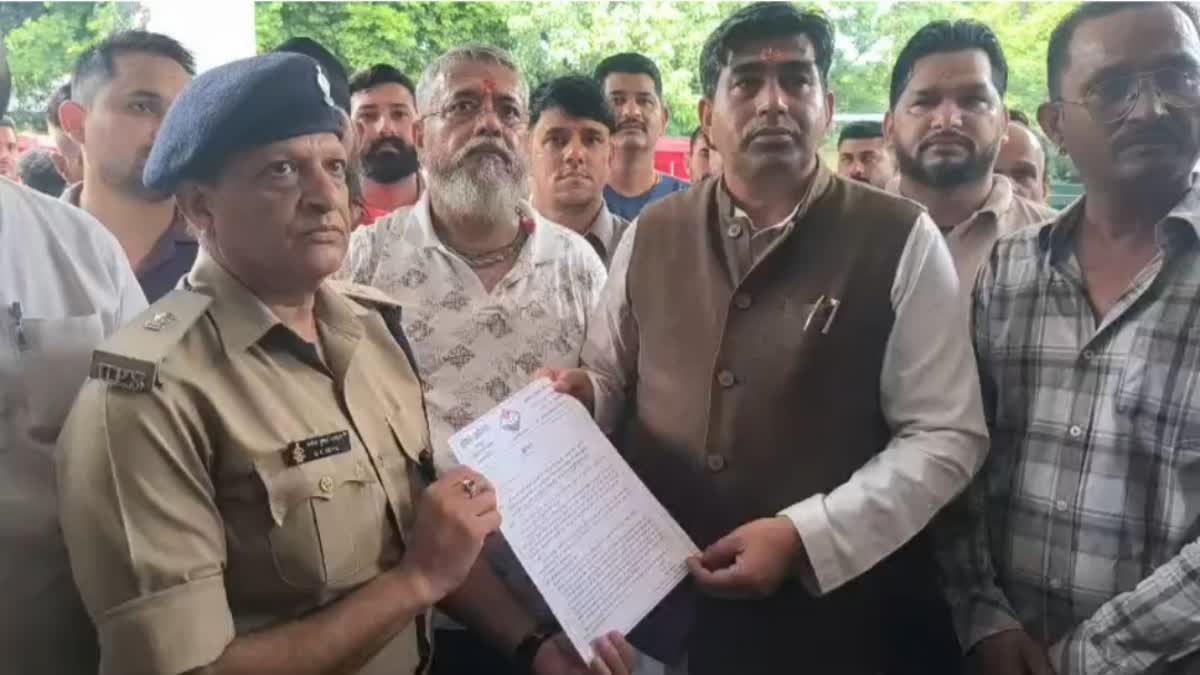 एसएसपी को ज्ञापन सौंपते शंकर कोरंगा